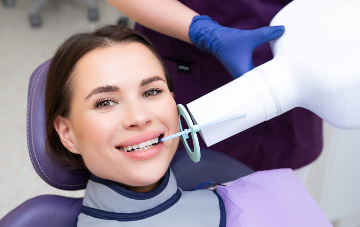 CUM SE EFECTUEAZĂ O RADIOGRAFIE DENTARĂ DIGITALĂ INTRAORALĂ?